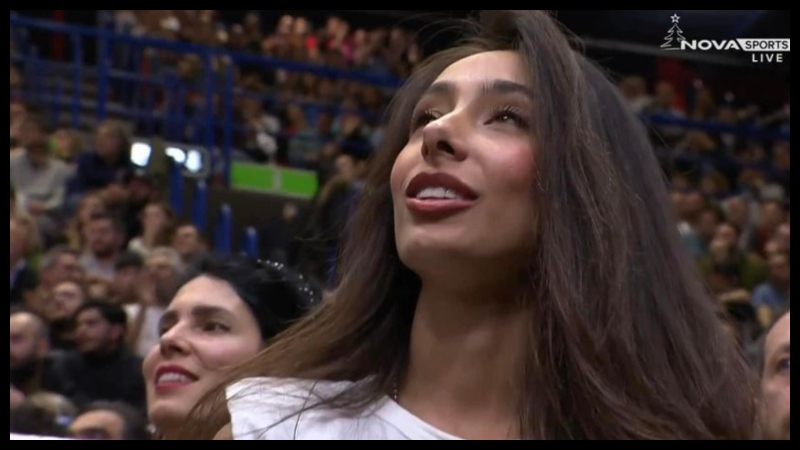 Η εντυπωσιακή Ιταλίδα που έκλεψε την παράσταση στο Αρμάνι - Παναθηναϊκός