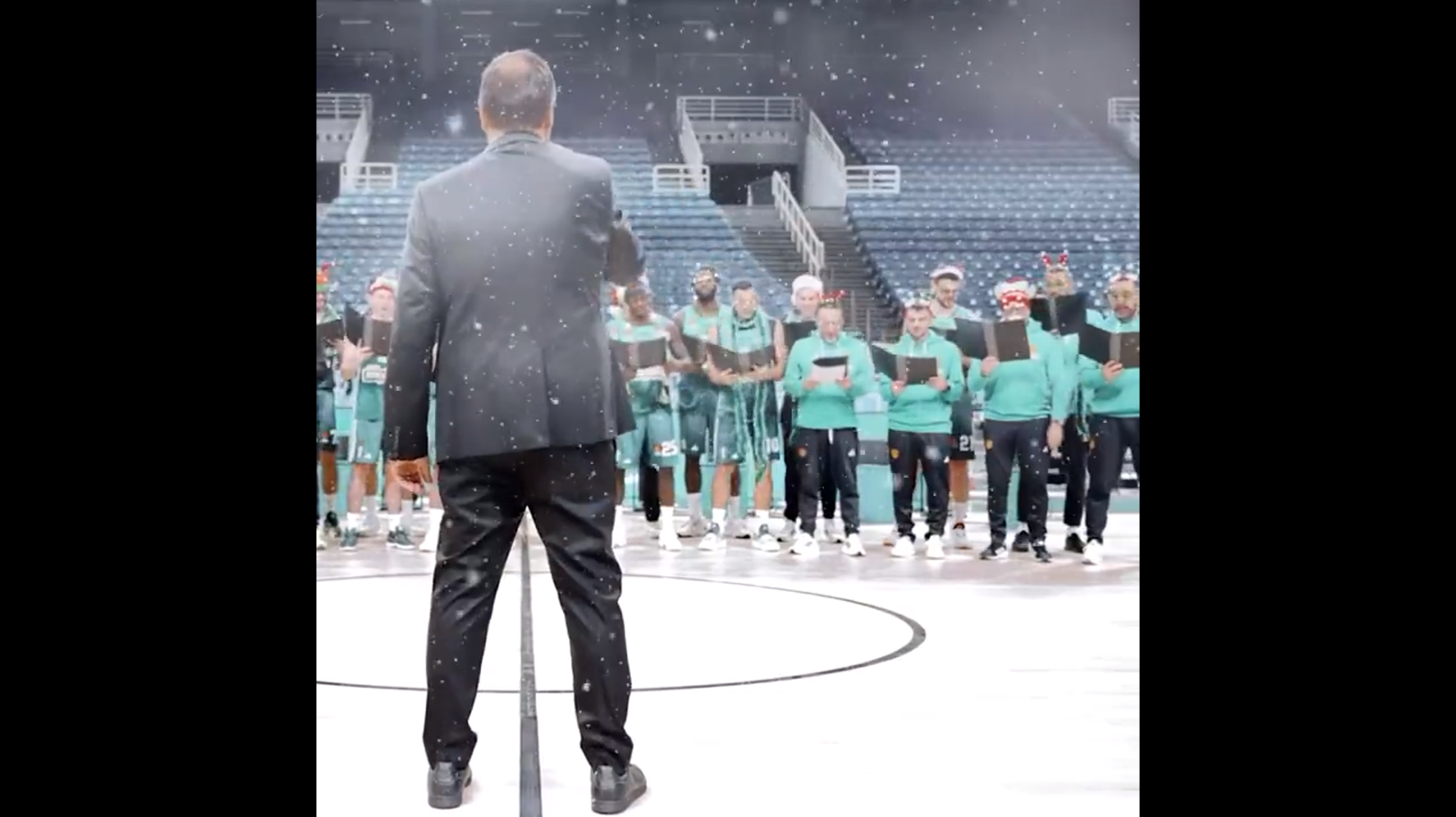 Ο Αταμάν γίνεται μαέστρος και οι παίκτες του Παναθηναϊκού AKTOR τραγουδούν