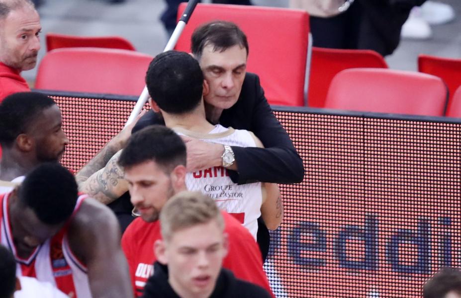 Αγκαλιάστηκαν Μπαρτζώκας - Τζέιμς και στο ΣΕΦ!