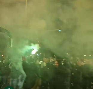 Οπαδοί σταμάτησαν το πούλμαν - Αποθέωση για παίκτες και Τερίμ (vid)