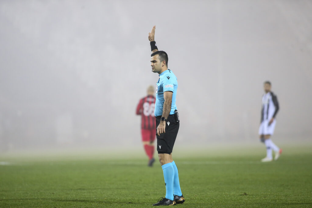 Όταν ο ρέφερι του ΠΑΟΚ-Παναθηναϊκός τραυματίστηκε από ρίψη μπουκαλιού (vid)