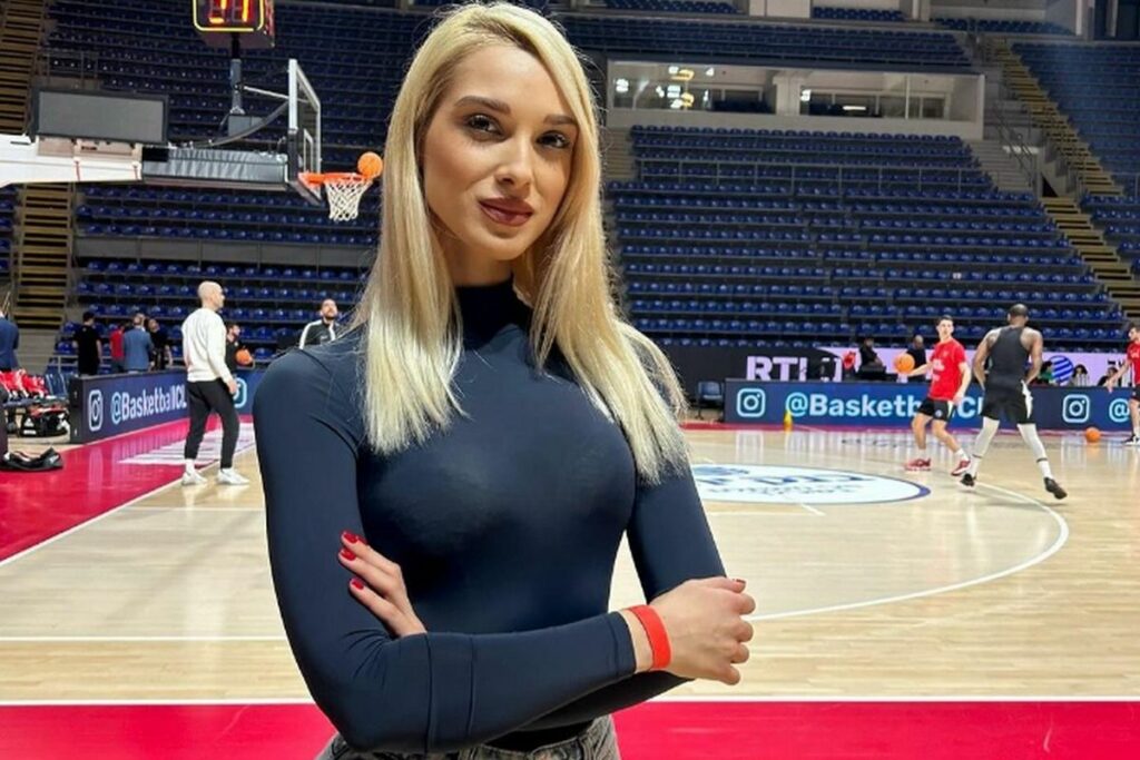 Μακάμπι-Παναθηναϊκός: Η λαμπερή ρεπόρτερ που έκλεψε την παράσταση