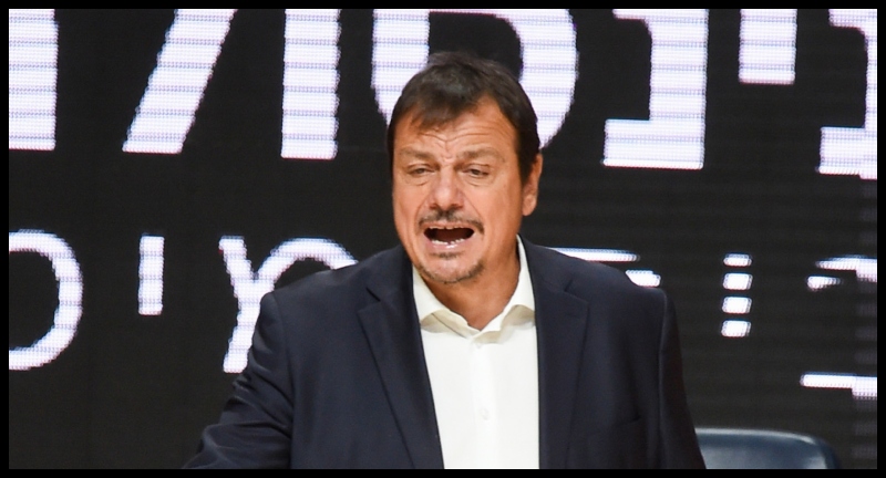 Αφόρητο κρύο στο κλειστό της Πάτρας - Με φούτερ μέσα από το κουστούμι ο Αταμάν