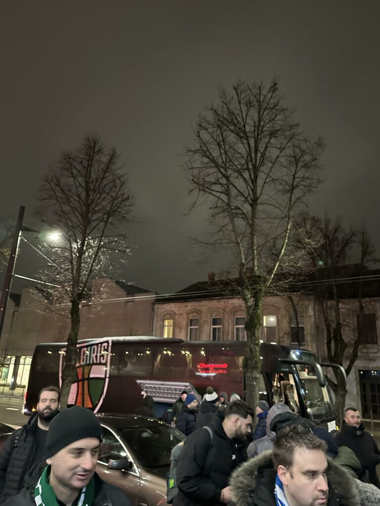 «Ντόπες» οπαδών στο Κάουνας, «έφτιαξαν» τους παίκτες του Εξάστερου για το μεγάλο διπλό! (vids)