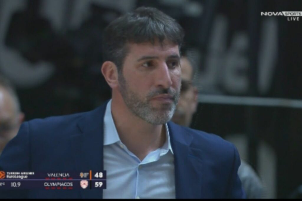 Έξαλλος ο Μουμπρού αποβλήθηκε με 2 τεχνικές ποινές!