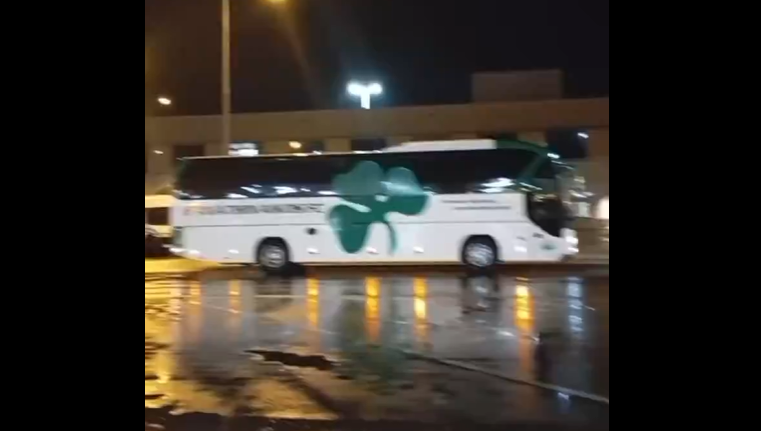 Παναθηναϊκός: Υποδοχή και αποθέωση στο αεροδρόμιο παρά τη βροχή (vid)