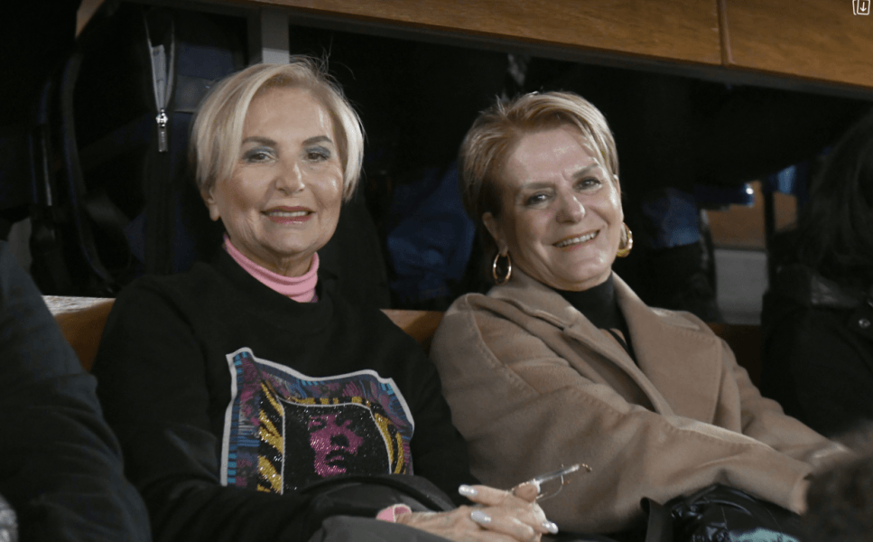 Η μητέρα του Δημήτρη Γιαννακόπουλου βλέπει το Παναθηναϊκός-ΑΕΚ (pic)