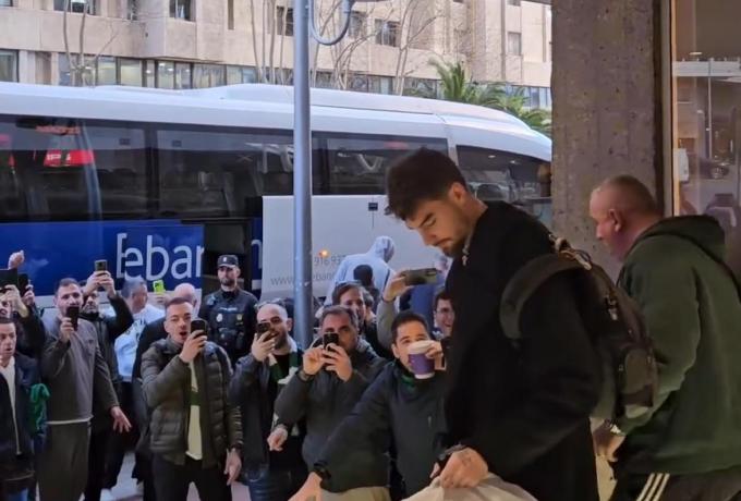 Παναθηναϊκός: Αποθεώθηκαν οι παίκτες από τον κόσμο στο ξενοδοχείο (vid)