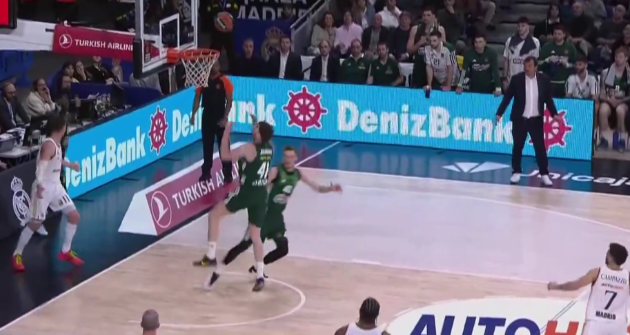 Απίστευτο blooper: Ο Χουάντσο έβαλε καλάθι στη ρακέτα του Παναθηναϊκού (vid)