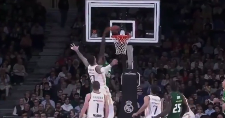 Η ΦΑΣΗ ΤΟΥ ΑΓΩΝΑ: Άλμα στην οροφή και αδιανόητο κάρφωμα Λεσόρ με το ένα χέρι! (vid)