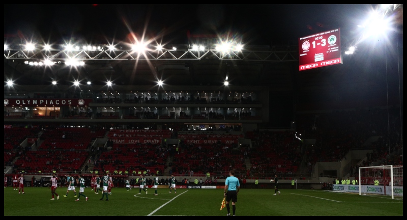 «Αλλιώς ονειρευόμαστε τον Ολυμπιακό» - Έφυγαν από το 80' οι οπαδοί, γιούχες στο γήπεδο!
