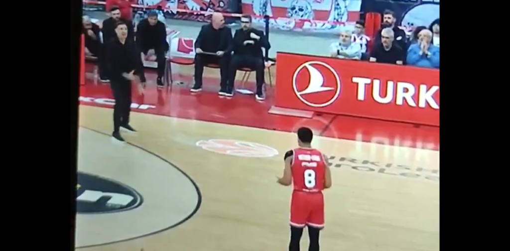 Απίστευτο! Ο Μπαρτζώκας μπήκε μέσα στο γήπεδο και δεν τιμωρήθηκε από τους διαιτητές! (vid)