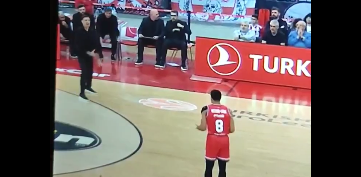 Απίστευτο! Ο Μπαρτζώκας μπήκε μέσα στο γήπεδο και δεν τιμωρήθηκε από τους διαιτητές! (vid)