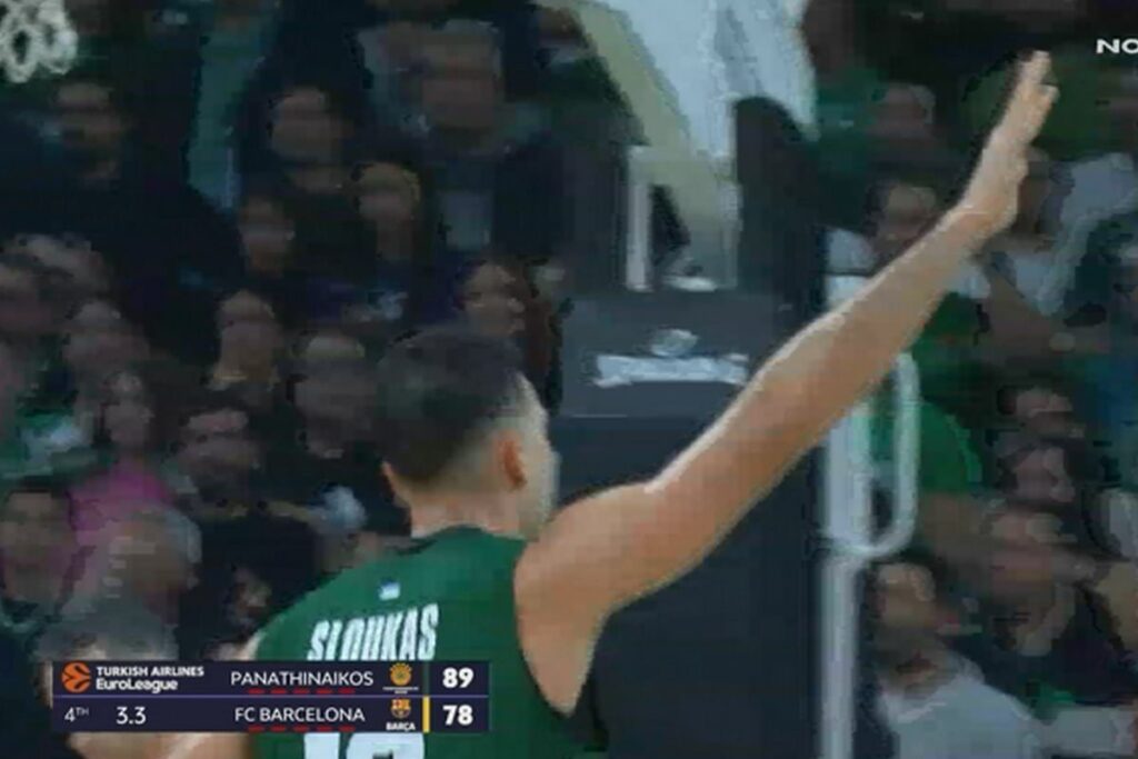 Αποθέωση για Σλούκα στο ΟΑΚΑ και υπόκλιση του αρχηγού στον κόσμο