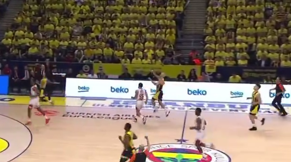 Ο Καλάθης έβαλε το τρίποντο της ζωής του, αλλά δεν μέτρησε! (vid)