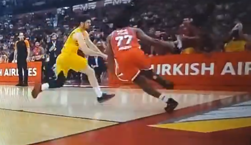 Ο ΜακΚίσικ «έπαθε» Νίμπο: Πάτησε τη γραμμή και... το παιχνίδι συνεχίστηκε! (vid)