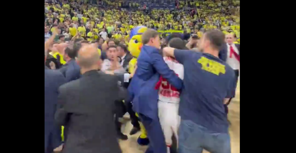 «Όρμησε» στους οπαδούς της Φενερμπαχτσέ ο Μάικ Τζέιμς (vid)