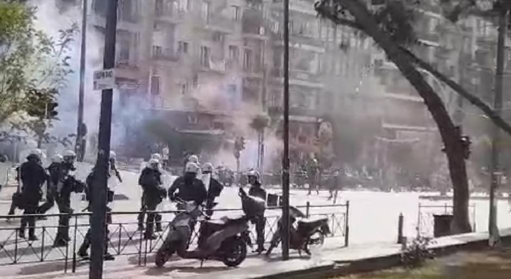 Συλλαλητήριο: Χημικά και προκλήσεις από αστυνομικούς - «Σαν λαγουδάκια τρεχάτε»