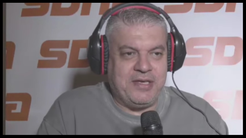 Αδιανόητο: Αστυνομικός έριξε στο πάτωμα τον Αταμάν μπροστά στην οικογένειά του! (vid)