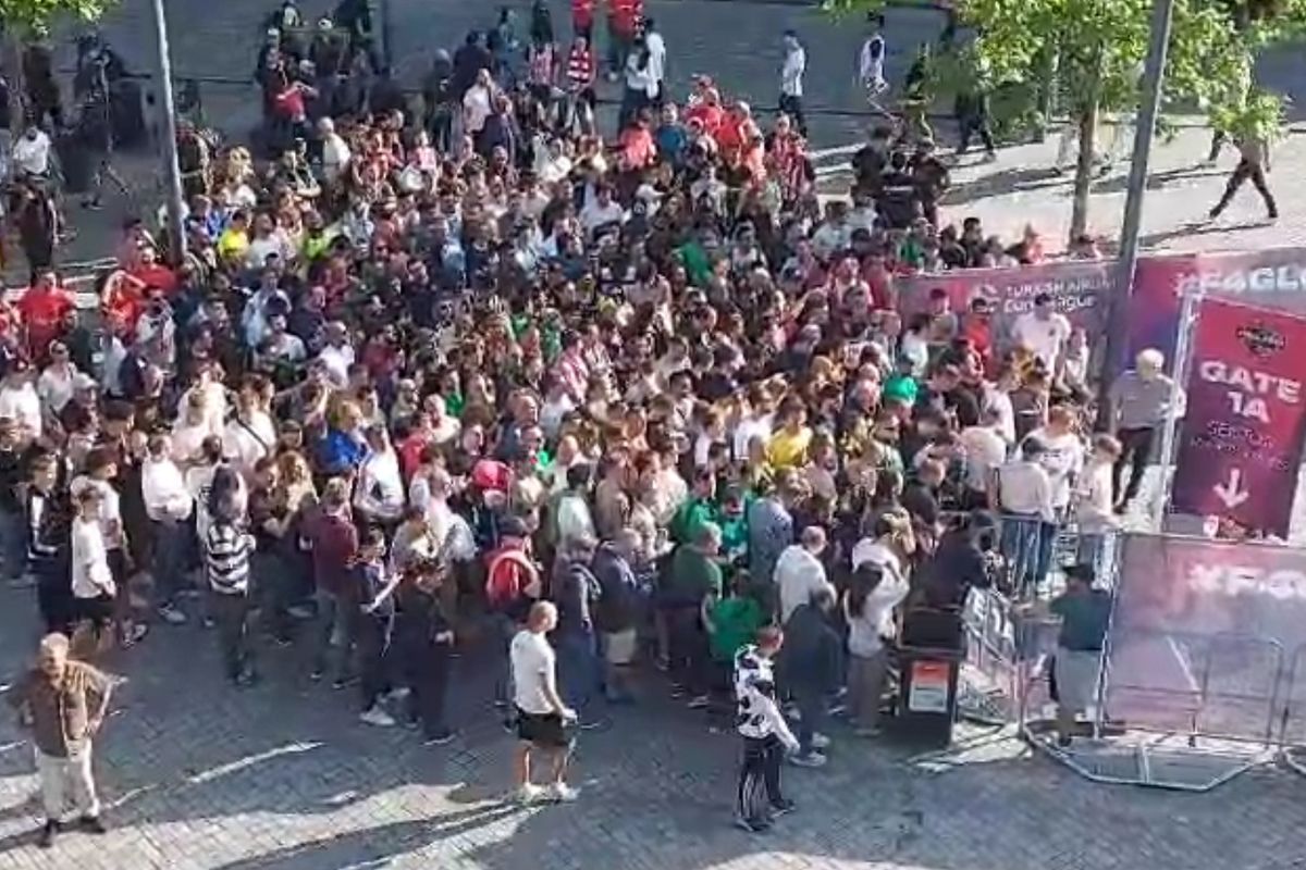 Εκνευρισμός και αποδοκιμασίες των οπαδών που περιμένουν ακόμη να μπουν στο γήπεδο (vid)