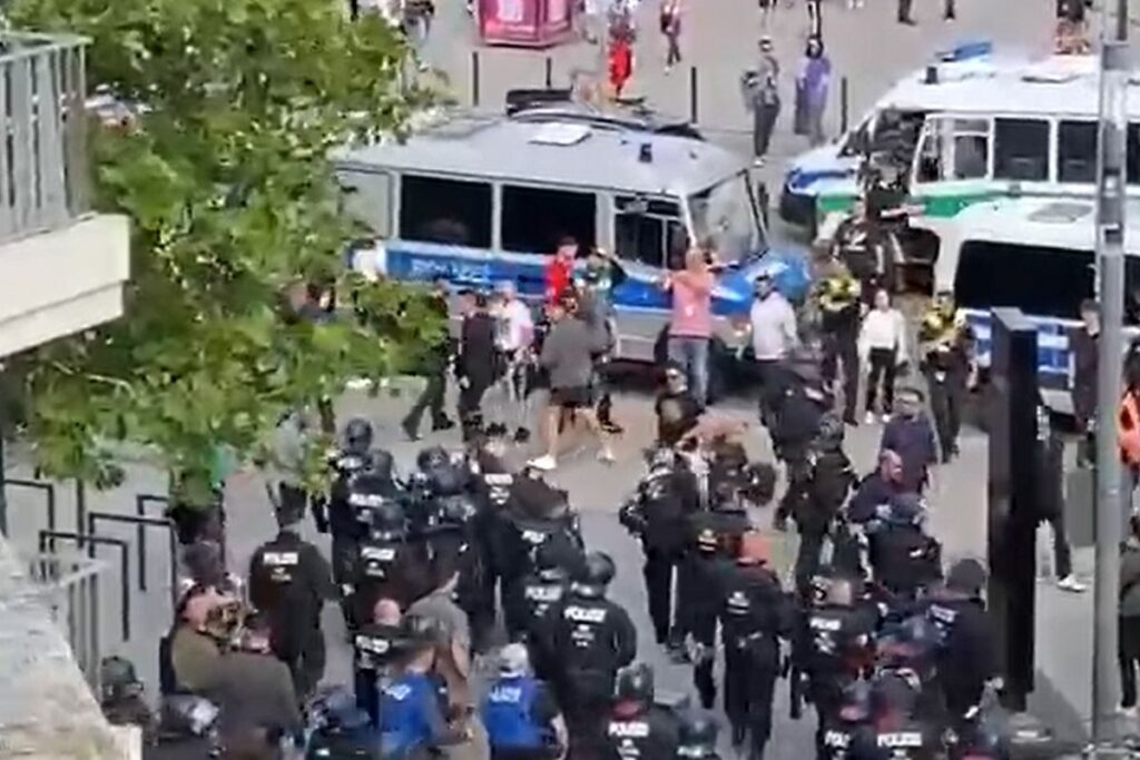 Final Four: Αστυνομικοί βγάζουν σηκωτό έναν από τους Τούρκους που έκαναν το ντου (vid)
