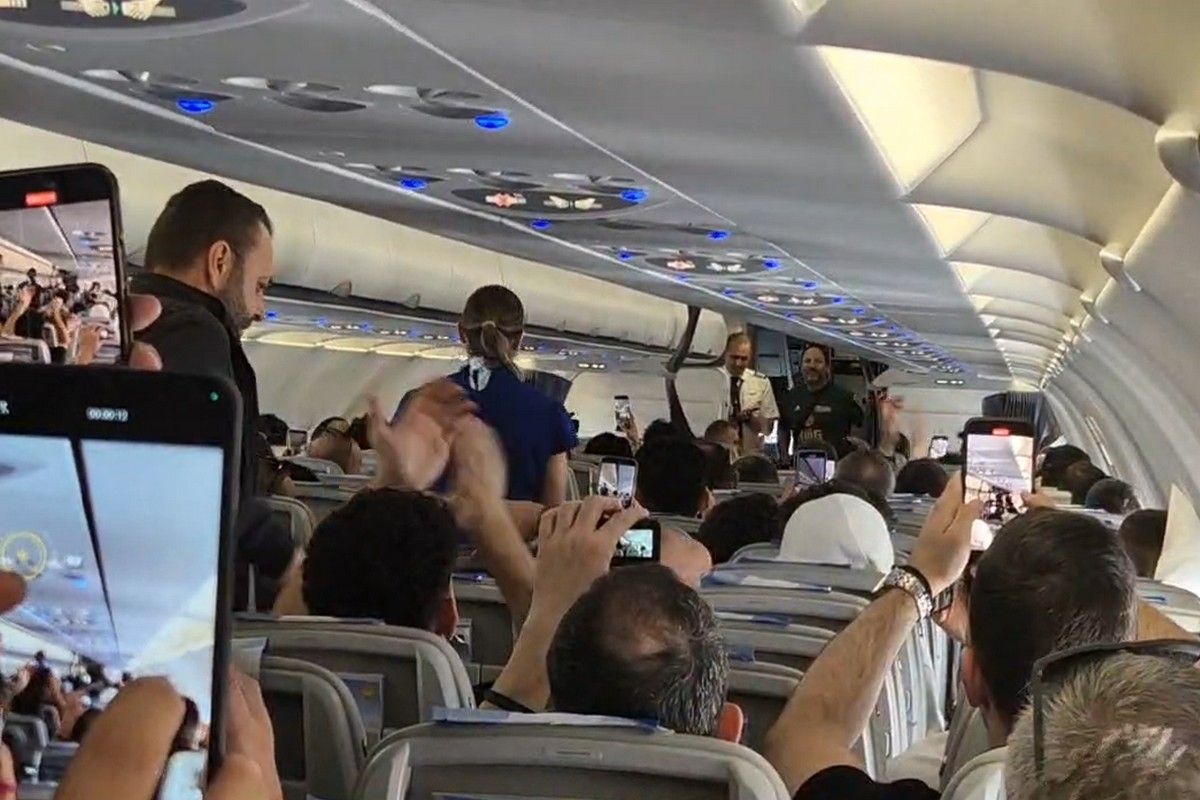 Έδωσε... σήμα ο πιλότος - Το γνωστό σύνθημα που... δόνησε το αεροπλάνο