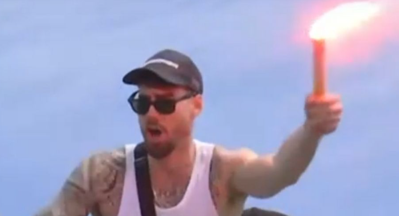 Άναψε καπνογόνο στο ανοικτό πούλμαν ο Χουάντσο Ερνανγκόμεθ (vid)