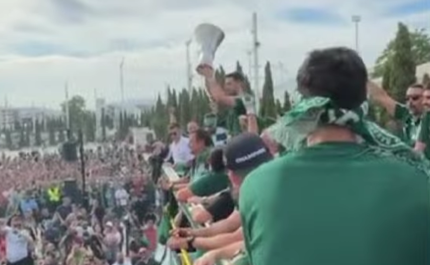 Παπαπέτρου με την κούπα στο ΟΑΚΑ: «Περάσαμε πολλά, αλλά...» (vid)