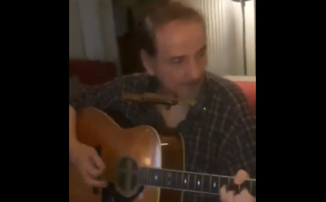 Πάνος Κατσιμίχας: Με κιθάρα και φυσαρμόνικα έπαιξε τον ύμνο του Παναθηναϊκού μετά την Ευρωλίγκα (vid)
