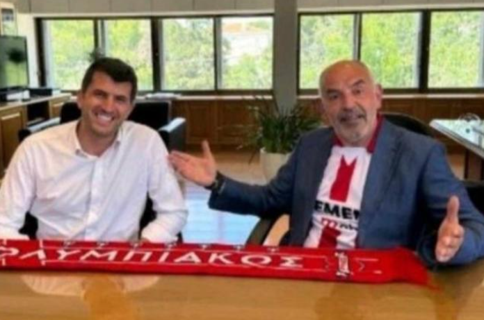 Πανηγύρισε το Conference League με μπλούζα του Ολυμπιακού ο Κασναφέρης (pic)