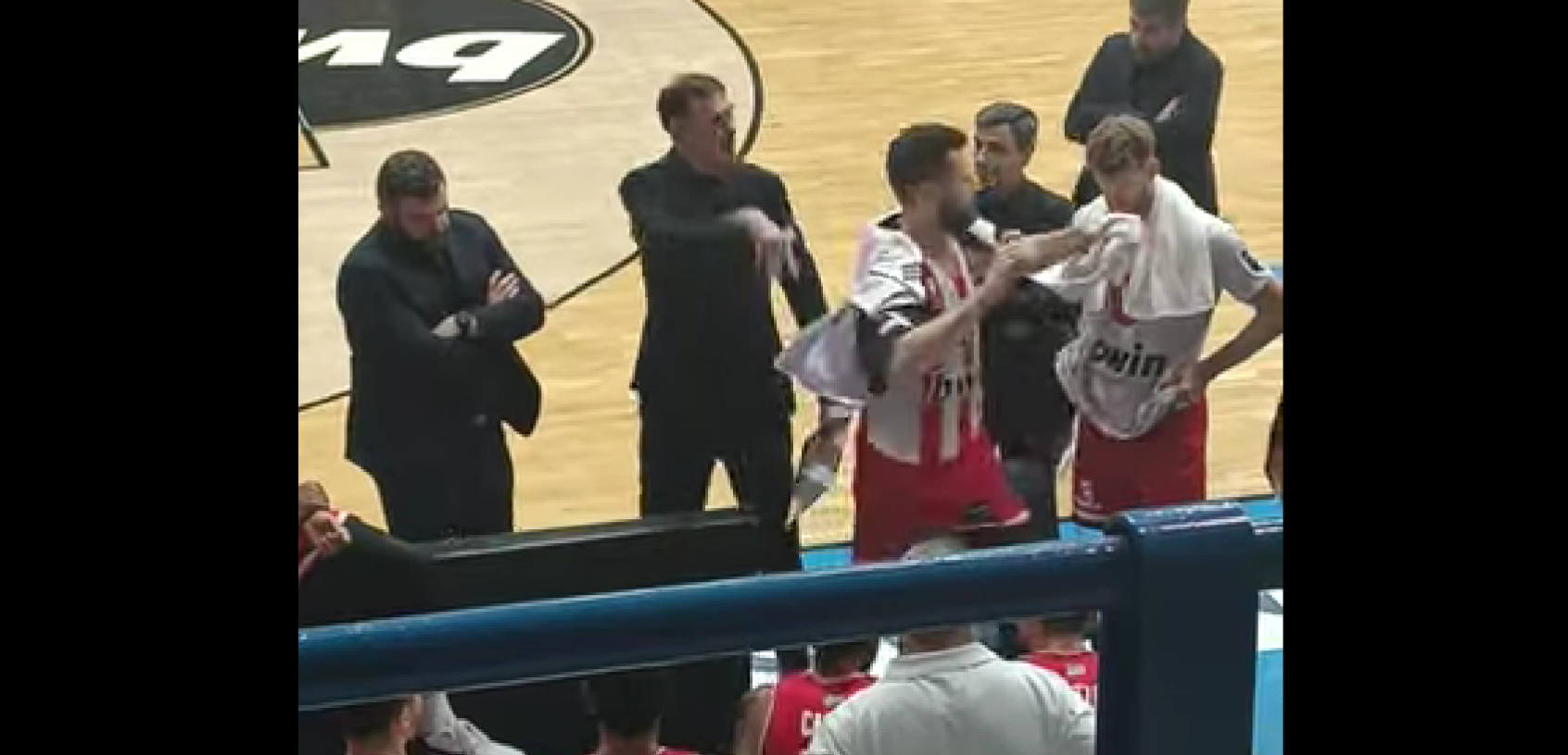 Απίστευτο σκηνικό: Ο Μπαρτζώκας έσπρωξε τον Πίτερς - Σε σύγκρουση με Παπανικολάου! (vid)