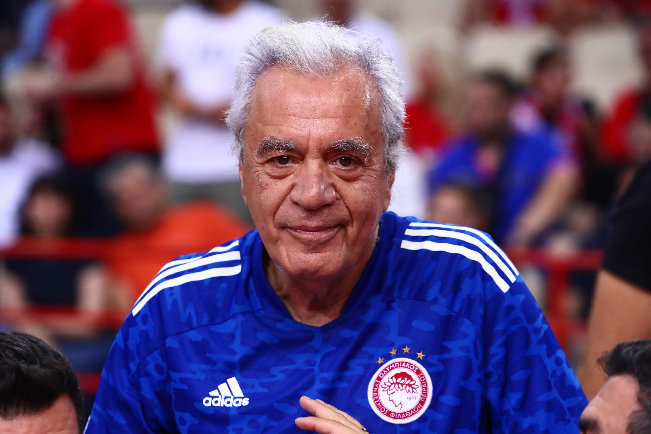 Στο ΣΕΦ ο Τάκης Τσουκαλάς με κοντό μαλλί για το Ολυμπιακός - Παναθηναϊκός (pics)