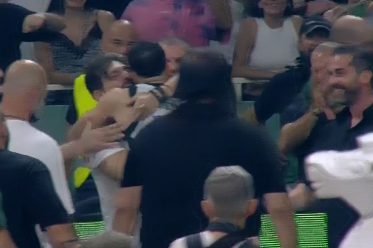 Παναθηναϊκός: Η αγκαλιά του Σλούκα με τον Γιαννακόπουλο μετά την κατάκτηση του πρωταθλήματος