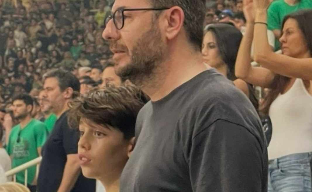 Νίκος Ανδρουλάκης: Μαζί με τον Ολυμπιακό γιo του πανηγύρισε το πρωτάθλημα στο ΟΑΚΑ