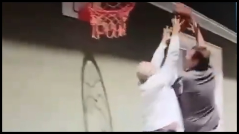 ΕΠΟΣ: Ο Εργκίν Αταμάν παίζει μπάσκετ και σκοράρει (vid)