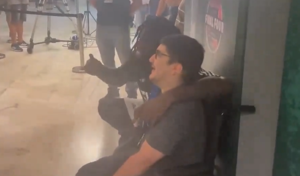 Απίστευτος Λεσόρ: Χάρισε το μετάλλιό του σε φίλο του Παναθηναϊκού με ειδικές ανάγκες (vid)