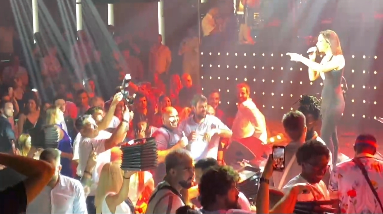 Παναθηναϊκός: Γλέντι τίτλου στα μπουζούκια, σύνθημα ο Σλούκας από όλο το μαγαζί (vids)