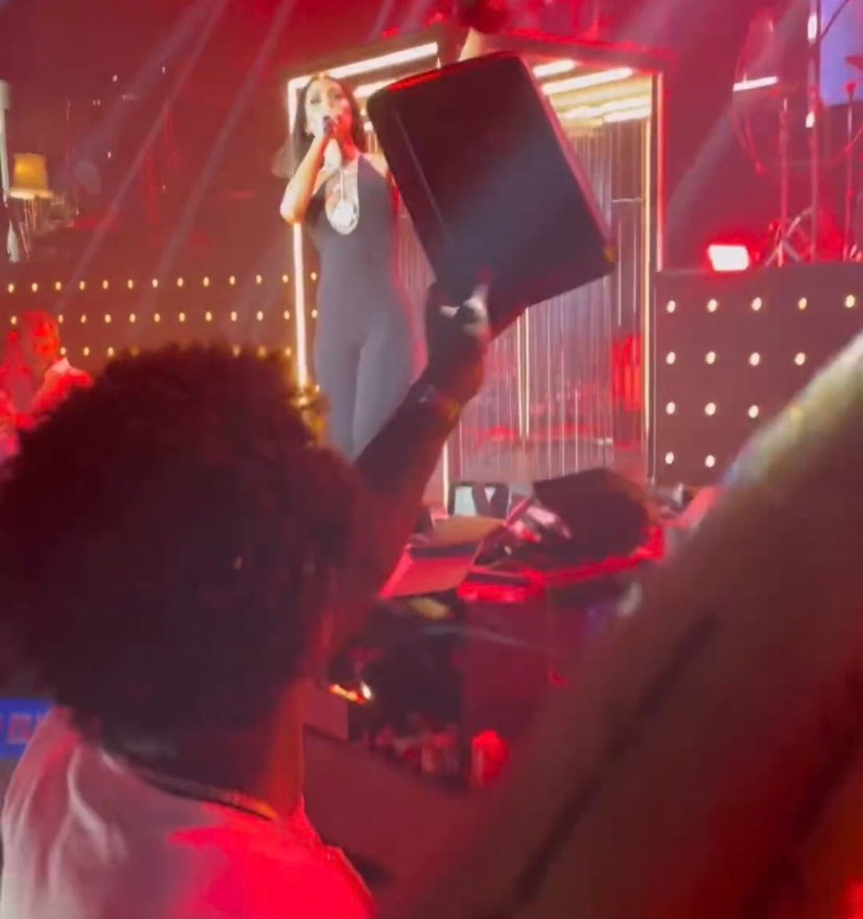 Ο Ναν... έλουσε με λουλούδια την τραγουδίστρια!