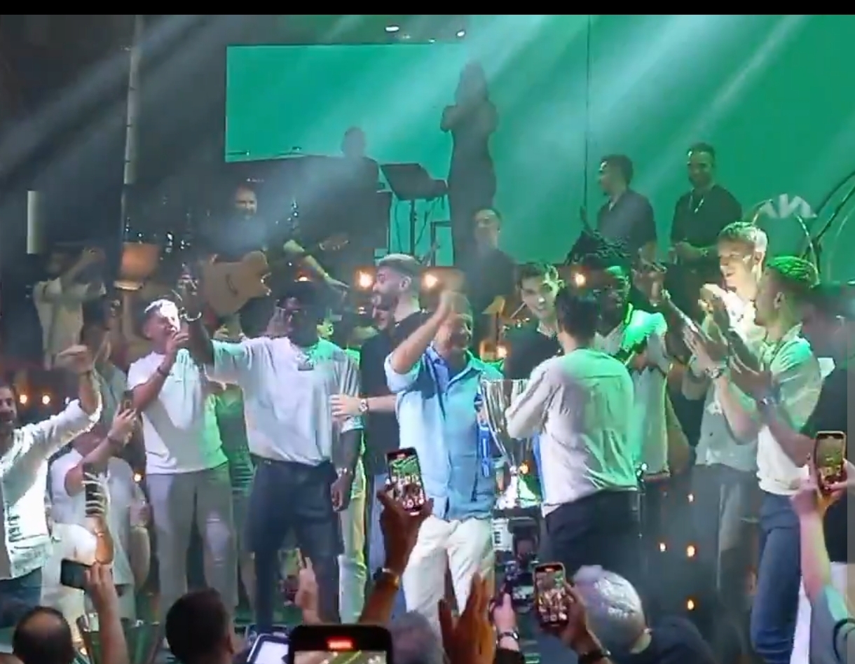 Όλη η ομάδα στην πίστα με Αργυρό και ύμνο Παναθηναϊκού!