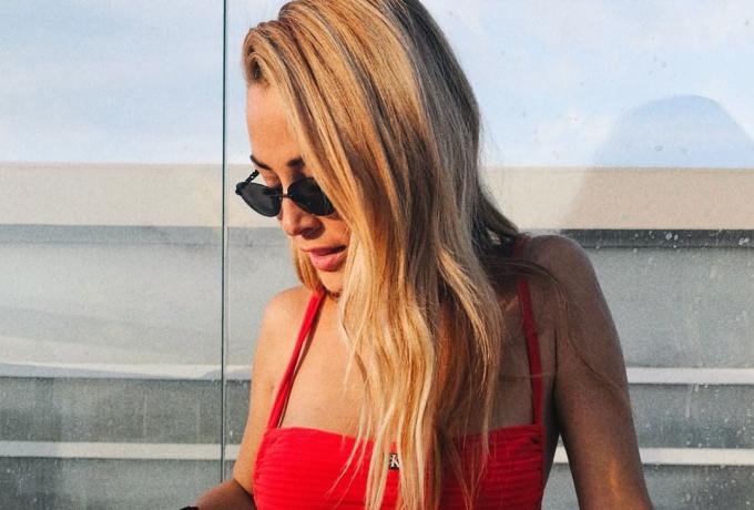 «Φωτιά» το κόκκινο μαγιό της Βουλγαράκη - «Α, ρε Φώτη, τι περνάς» (pics)