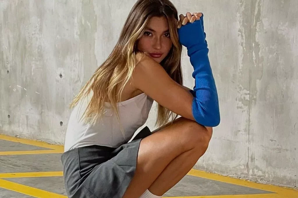 Η κόρη του Ντιέγκο Αλόνσο απολαμβάνει το καλοκαίρι και ποζάρει με ολόσωμο λευκό μαγιό (vid)