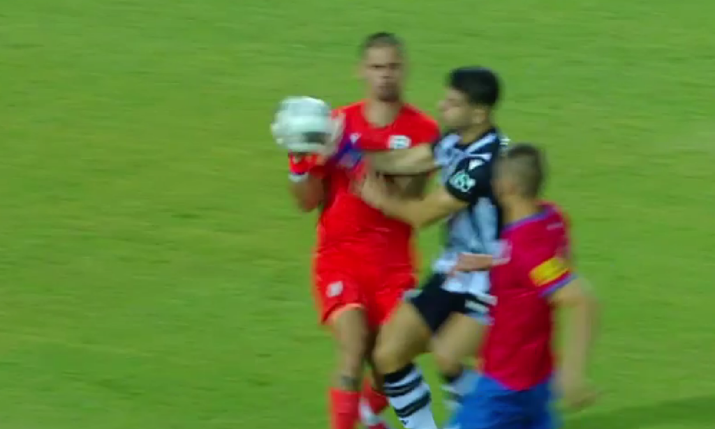 Απίστευτη γκάφα από τον Κουλιεράκη, βούτηξε με το χέρι τη μπάλα από τον Κοτάρσκι και έκανε πέναλτι (vid)