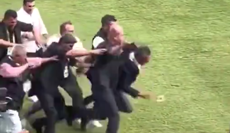 Πανικός στην Τουρκία: Έπεσε στο χορτάρι από σπρώξιμο ο πρόεδρος της Φενέρ (vid)