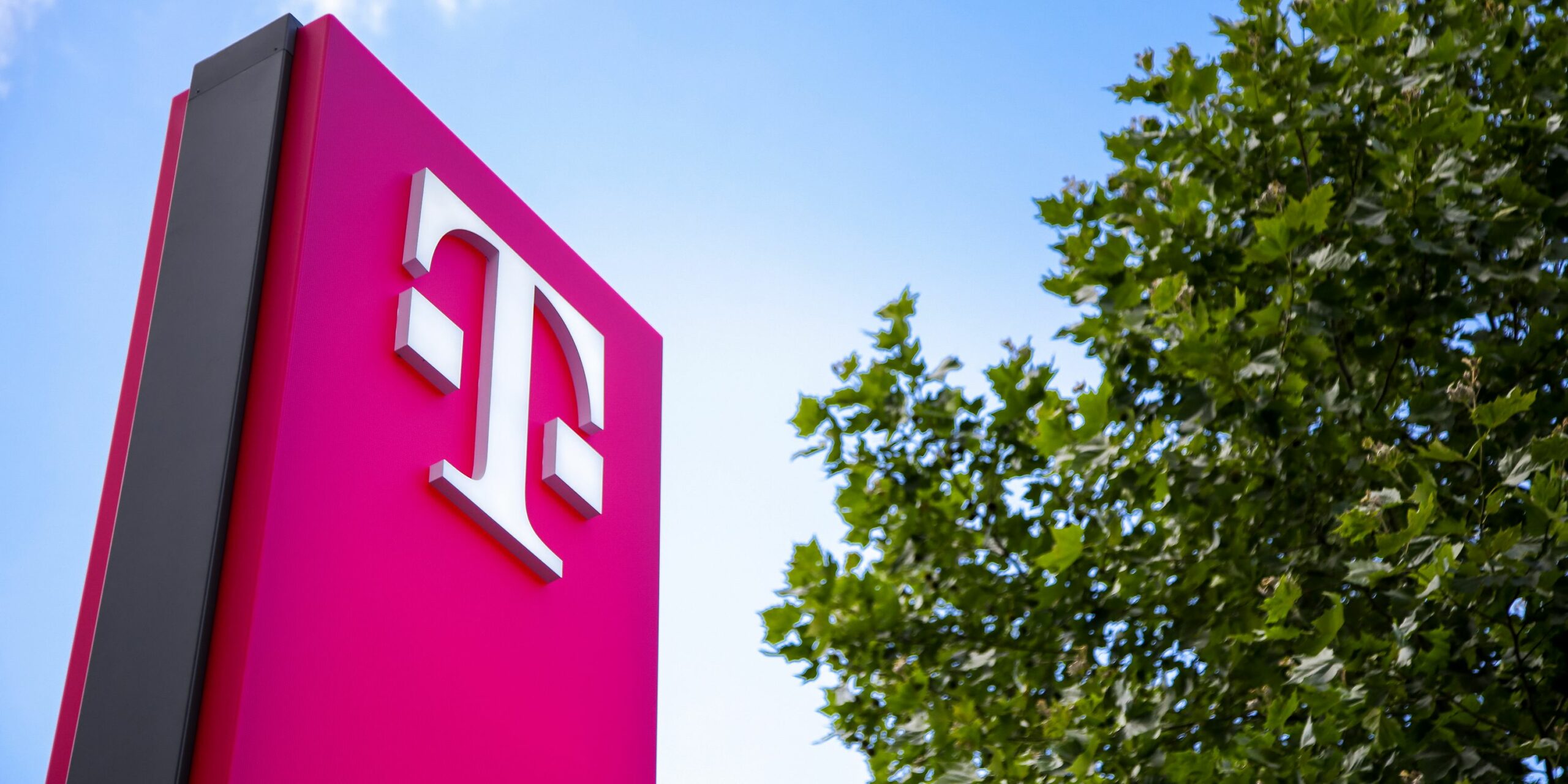 Deutsche Telekom: Ποιος είναι ο κολοσσός που συμφώνησε ο Παναθηναϊκός για το ΟΑΚΑ