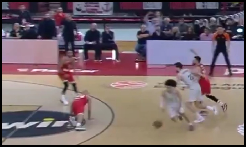 «Χαντάκωσε» τον Ολυμπιακό ο Φουρνιέ: Γλίστρησε στην τελευταία φάση! (vid)