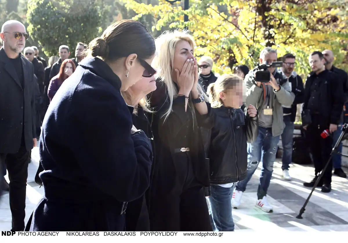 Κηδεύτηκε ο Νίκος Σαργκάνης: Συντετριμμένη η κόρη του, συγκλόνισε ο Καρούλιας (pics)