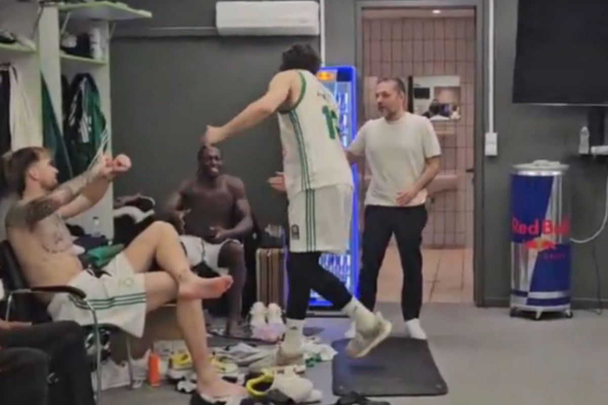 Παναθηναϊκός: Η αποθέωση του Οσμάν στα αποδυτήρια (vid)