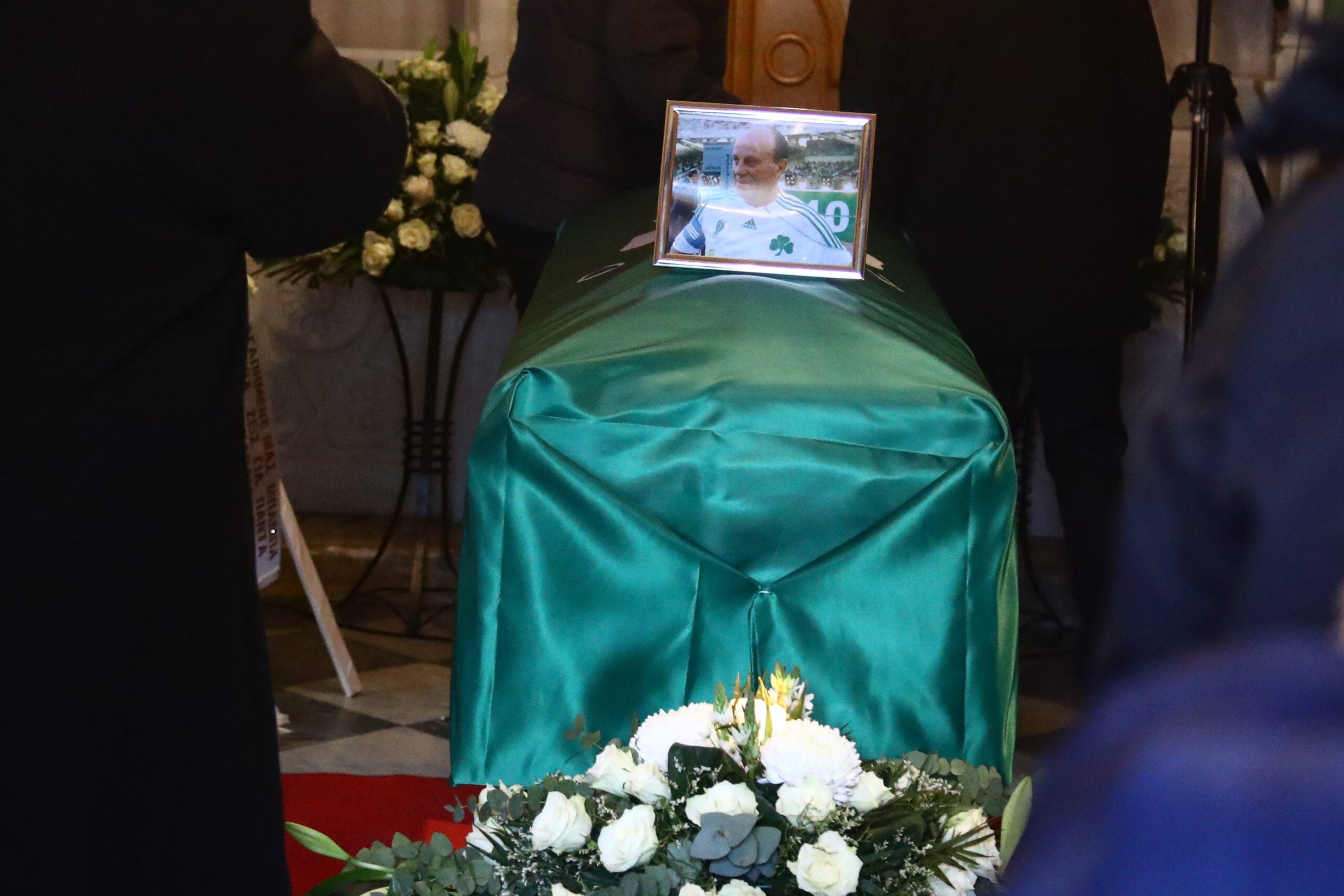 Κηδεία Μίμη Δομάζου: Live το τελευταίο αντίο - Φορτισμένο κλίμα στη Μητρόπολη Αθηνών