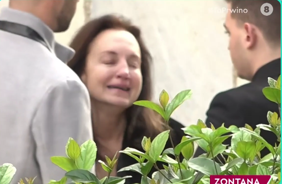 Κηδεία Μίμη Δομάζου: «Έσπασε» η κόρη του, Ευαγγελία Δομάζου στο λαϊκό προσκύνημα