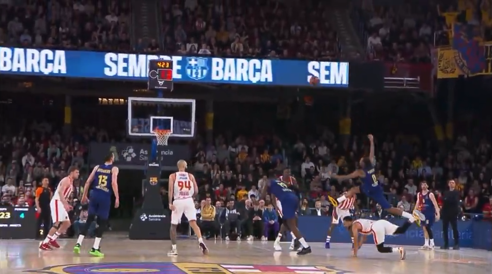 Αδιανόητα πράγματα στη Βαρκελώνη: Ανακάλυψαν επιθετικό φάουλ για τον Ολυμπιακό (vid)